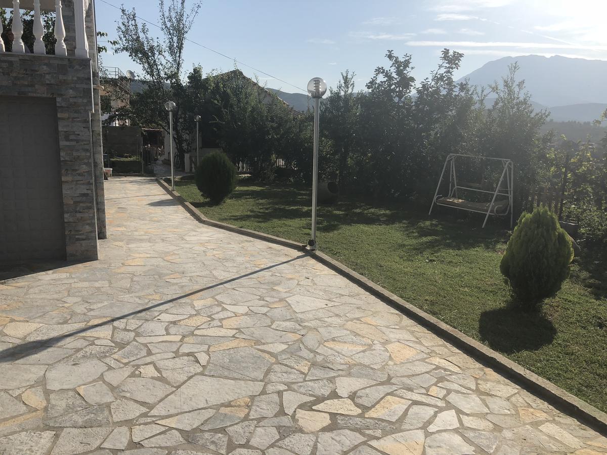 Guest House Xhuljon Berat Exterior photo